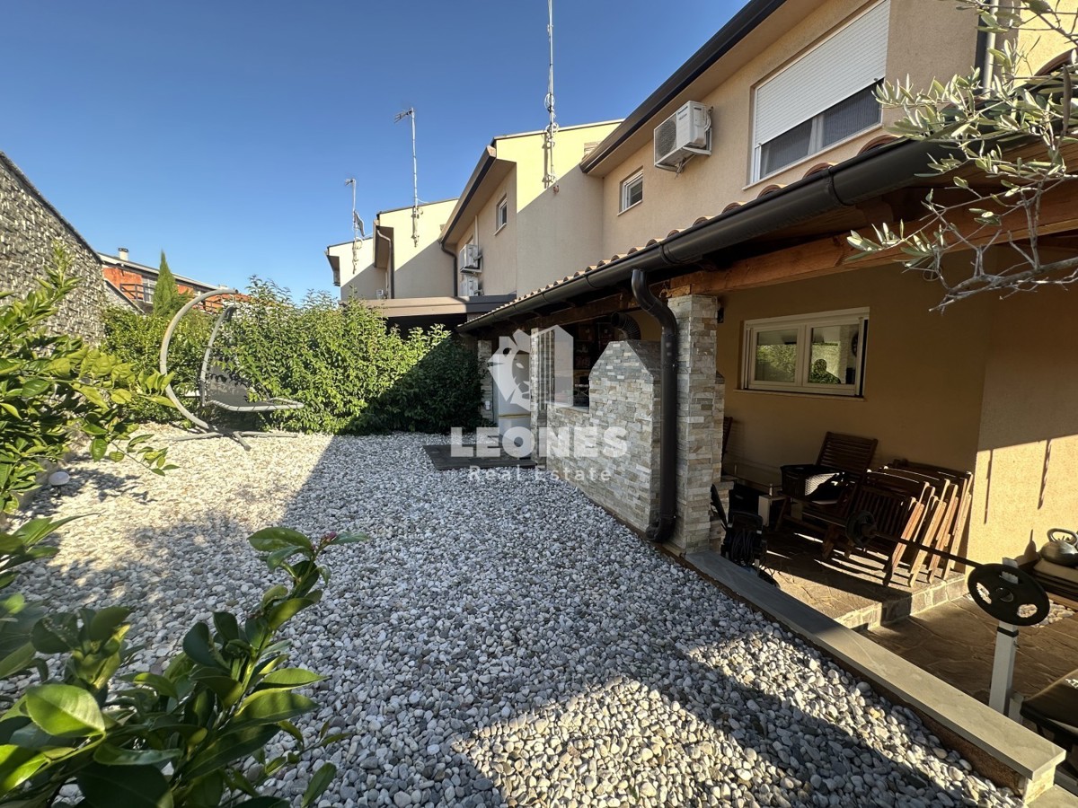 Simpatčna hiša s čudovitim dvoriščem v okolici Kaštela