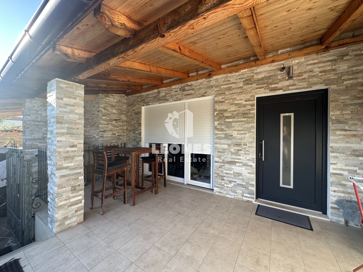 Simpatčna hiša s čudovitim dvoriščem v okolici Kaštela