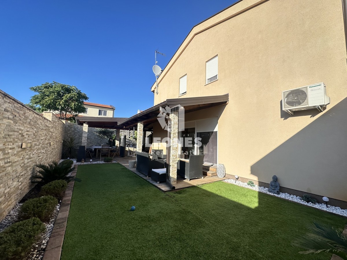 Simpatčna hiša s čudovitim dvoriščem v okolici Kaštela