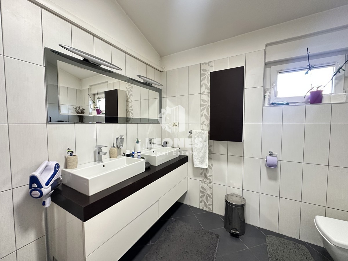 Simpatčna hiša s čudovitim dvoriščem v okolici Kaštela