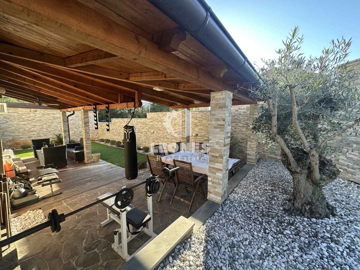 Simpatčna hiša s čudovitim dvoriščem v okolici Kaštela