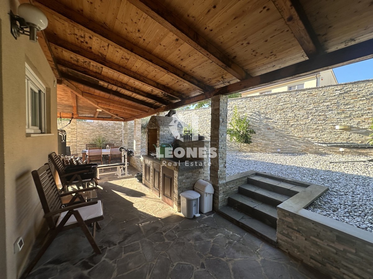 Simpatčna hiša s čudovitim dvoriščem v okolici Kaštela