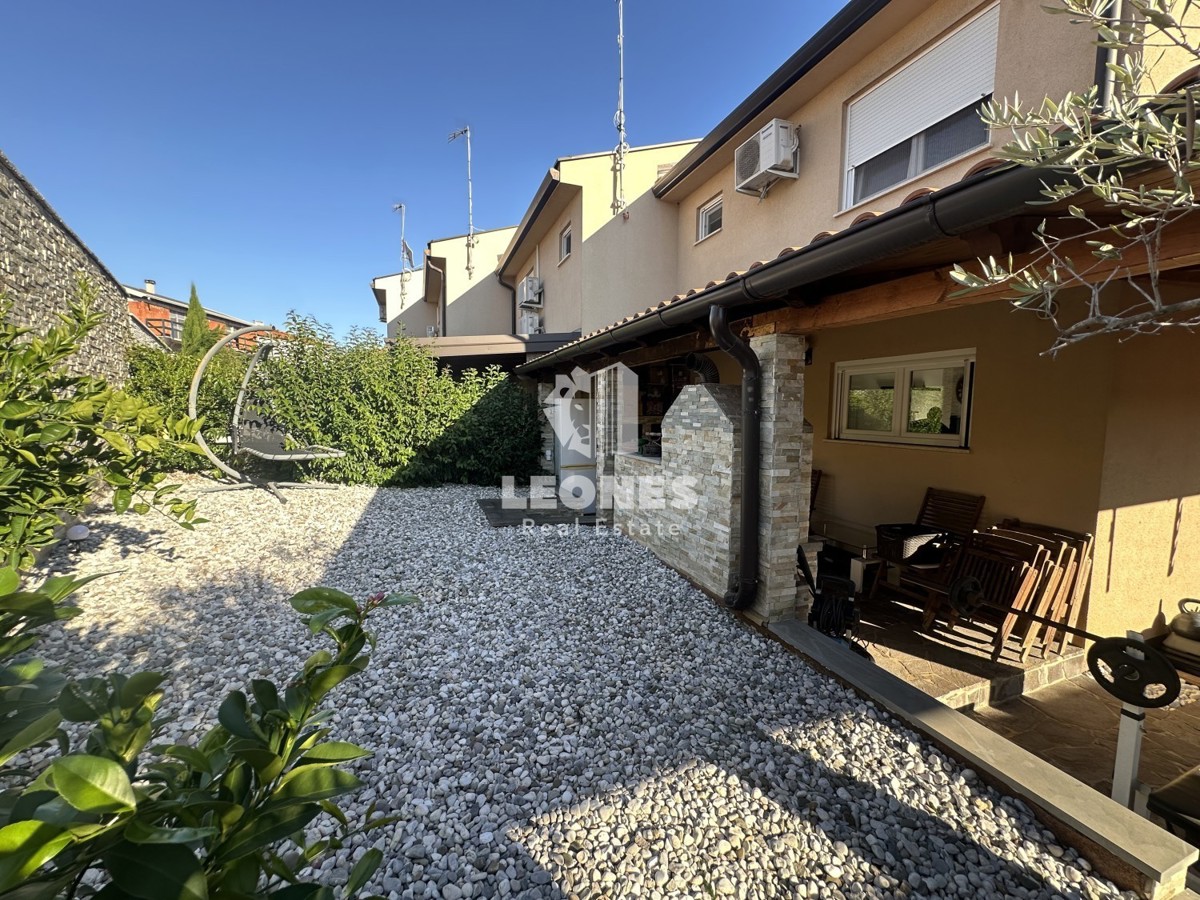 Simpatčna hiša s čudovitim dvoriščem v okolici Kaštela