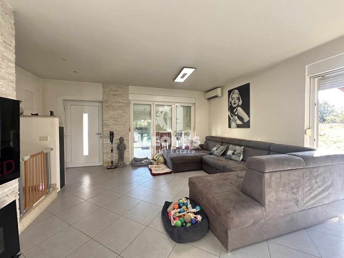 Simpatčna hiša s čudovitim dvoriščem v okolici Kaštela