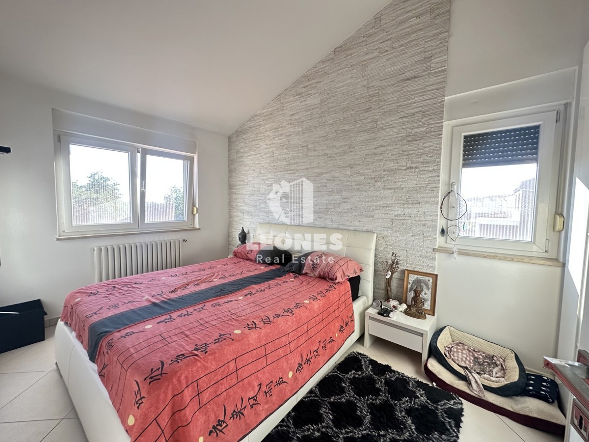 Simpatčna hiša s čudovitim dvoriščem v okolici Kaštela