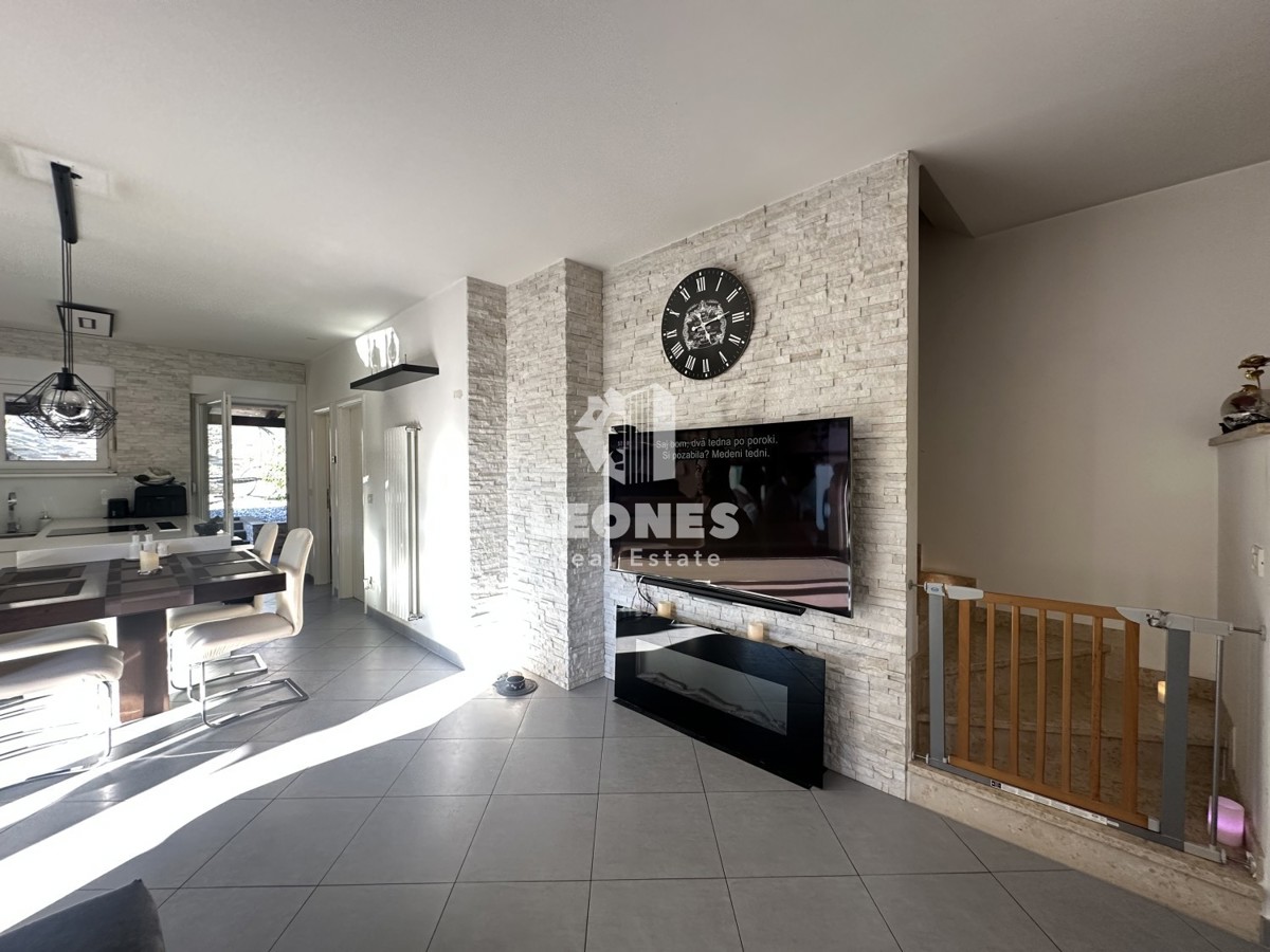 Simpatčna hiša s čudovitim dvoriščem v okolici Kaštela