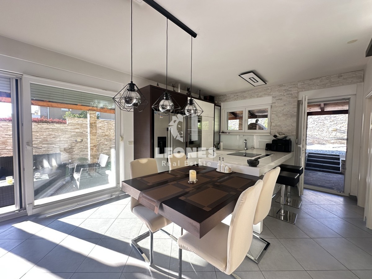 Simpatčna hiša s čudovitim dvoriščem v okolici Kaštela