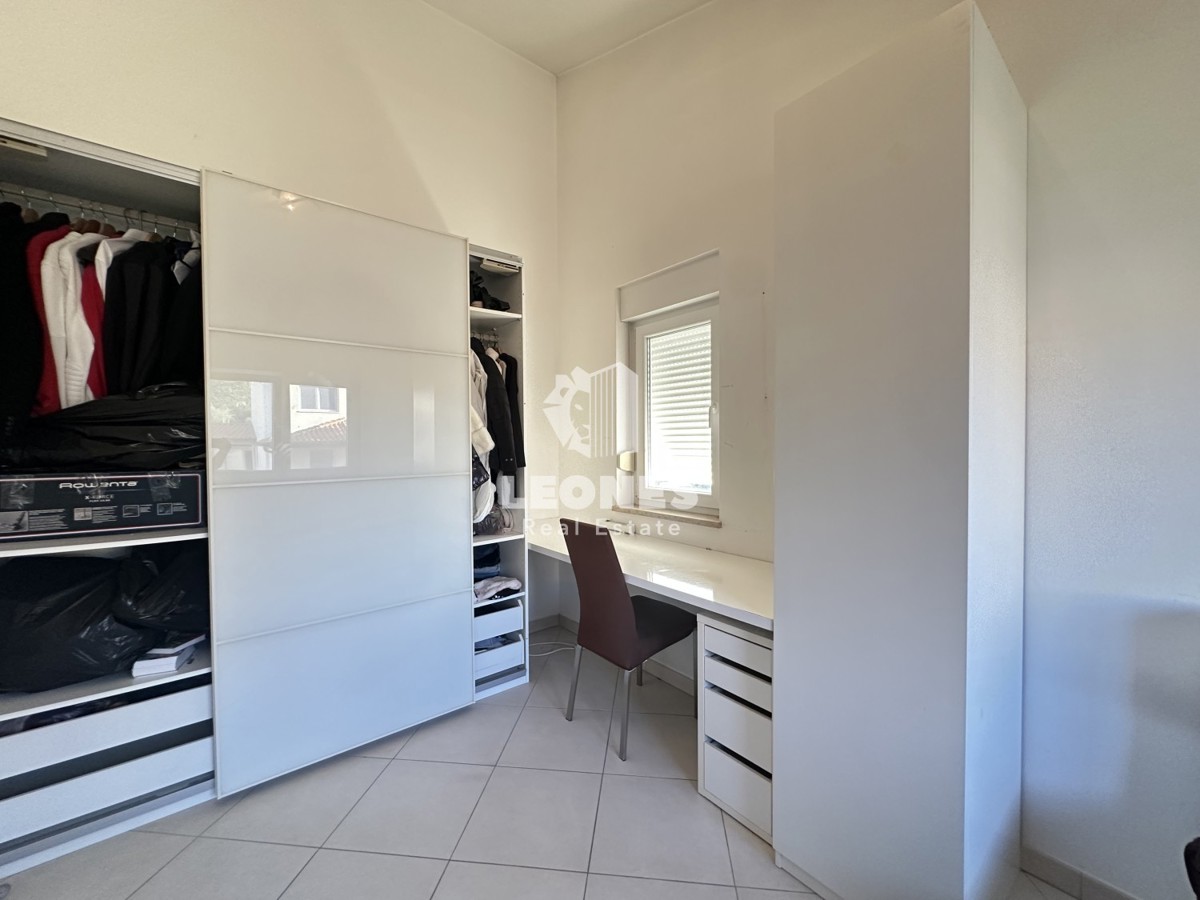 Simpatčna hiša s čudovitim dvoriščem v okolici Kaštela