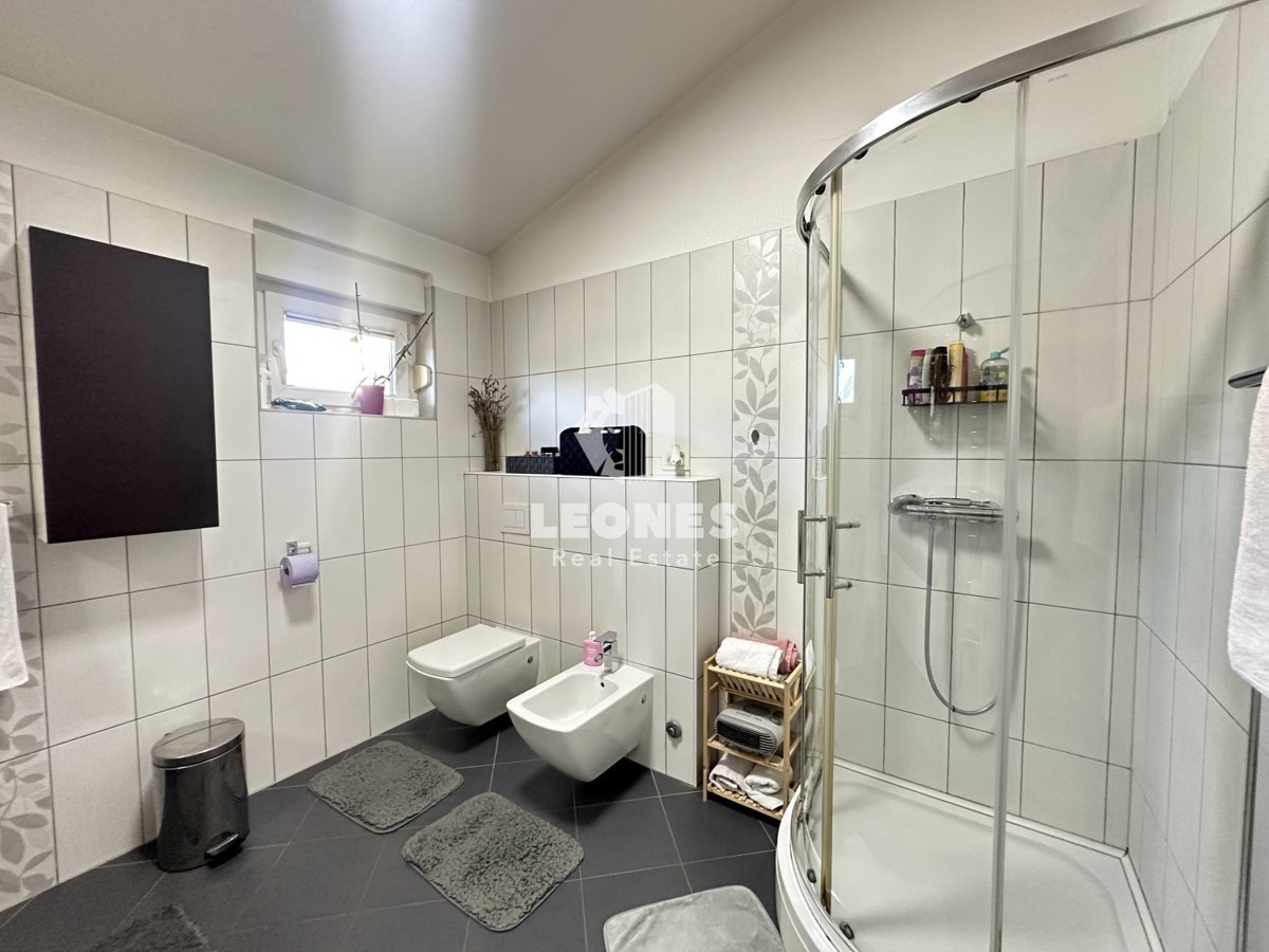 Simpatčna hiša s čudovitim dvoriščem v okolici Kaštela