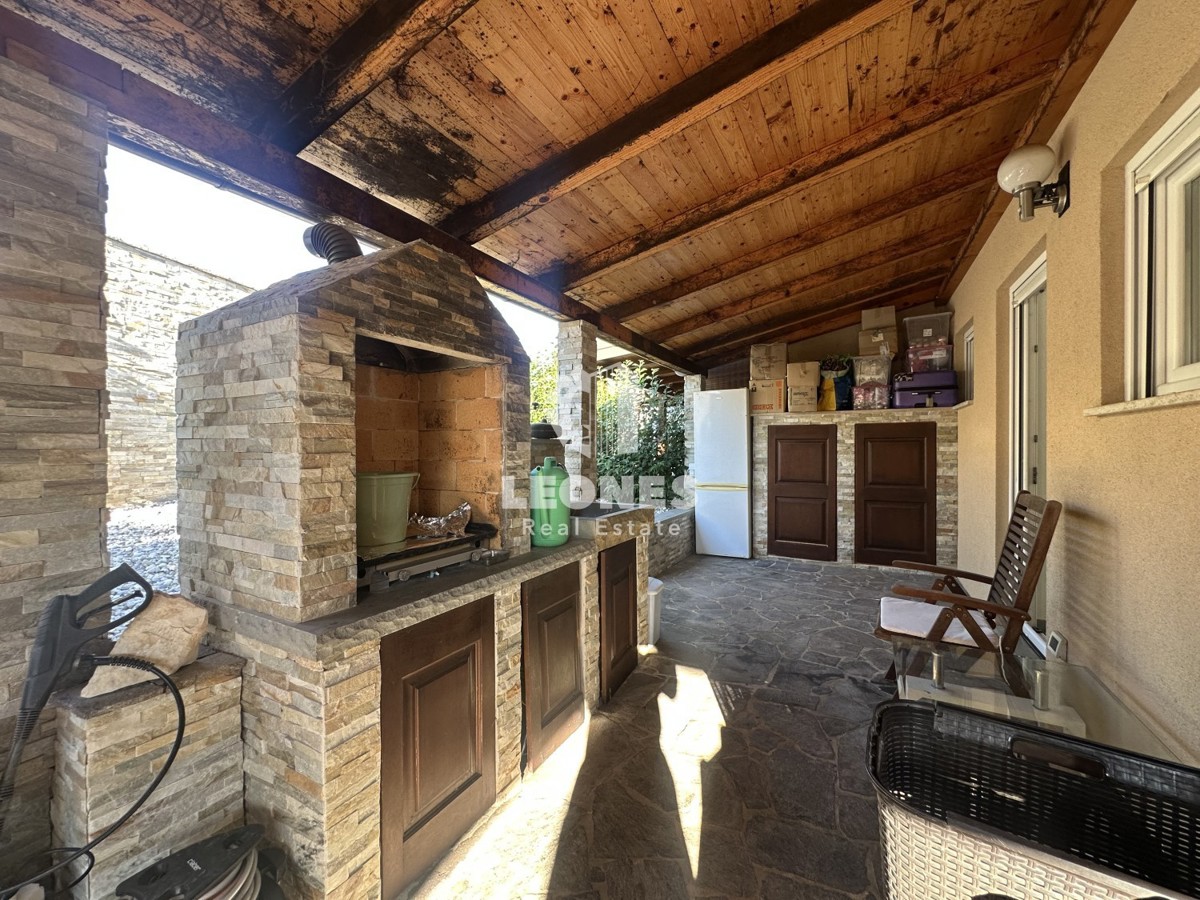 Simpatčna hiša s čudovitim dvoriščem v okolici Kaštela