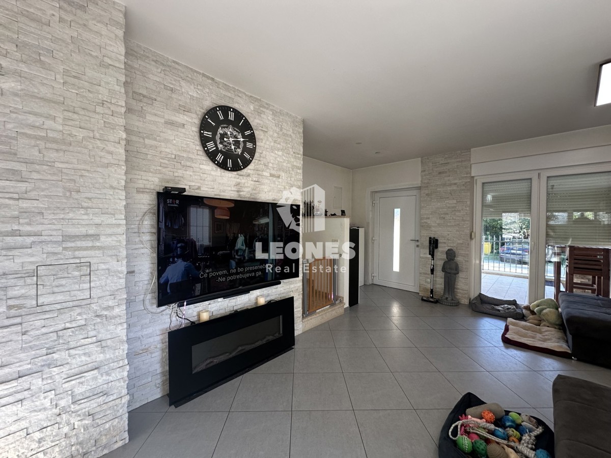 Simpatčna hiša s čudovitim dvoriščem v okolici Kaštela