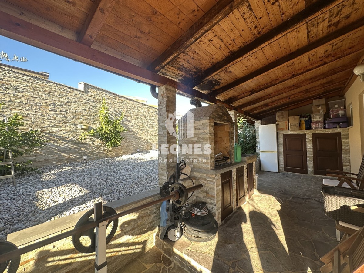 Simpatčna hiša s čudovitim dvoriščem v okolici Kaštela