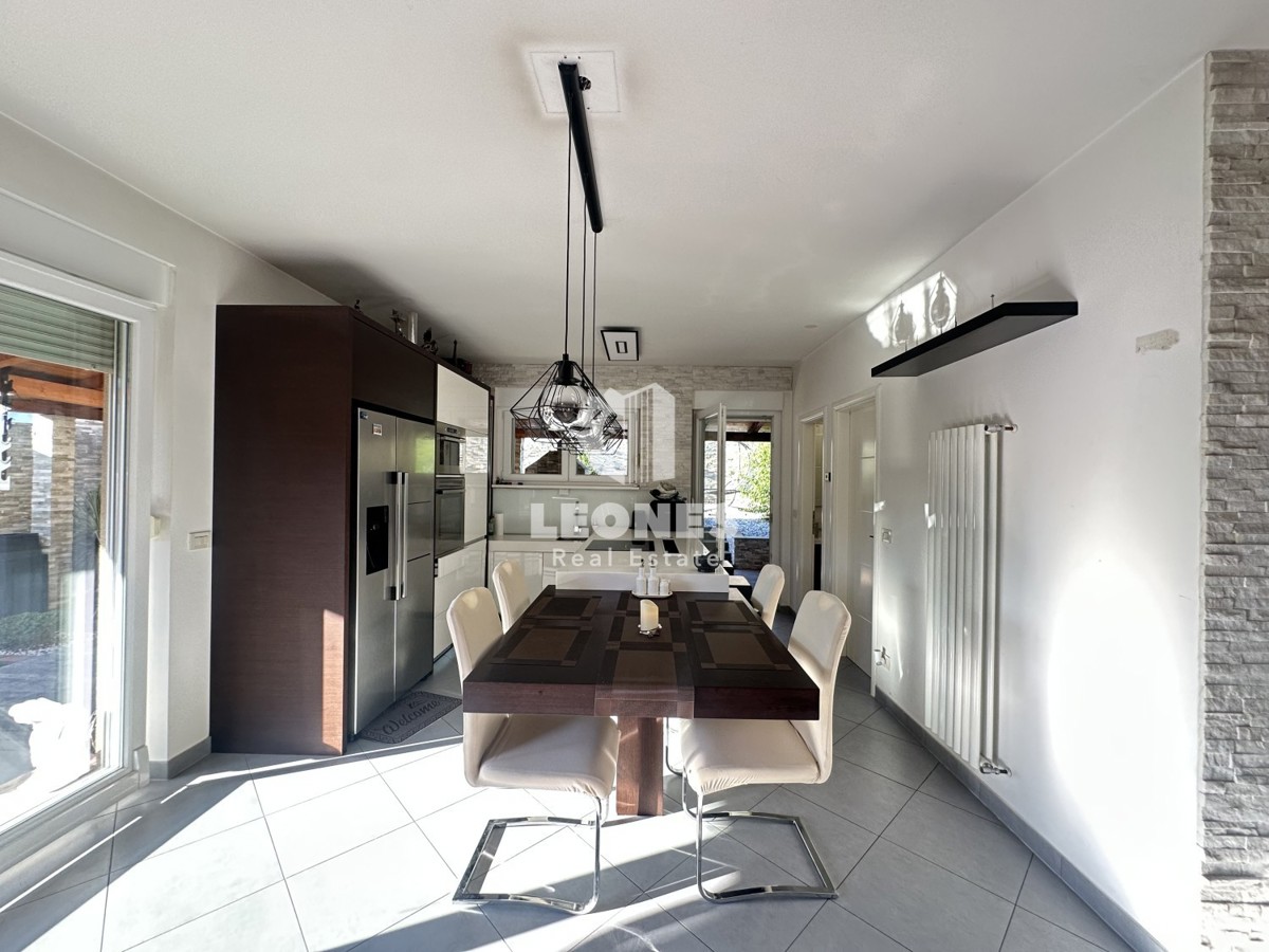 Simpatčna hiša s čudovitim dvoriščem v okolici Kaštela