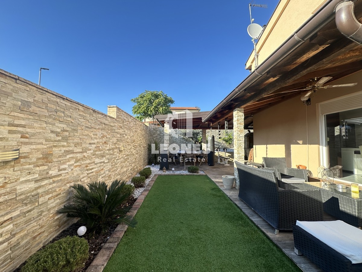 Simpatčna hiša s čudovitim dvoriščem v okolici Kaštela