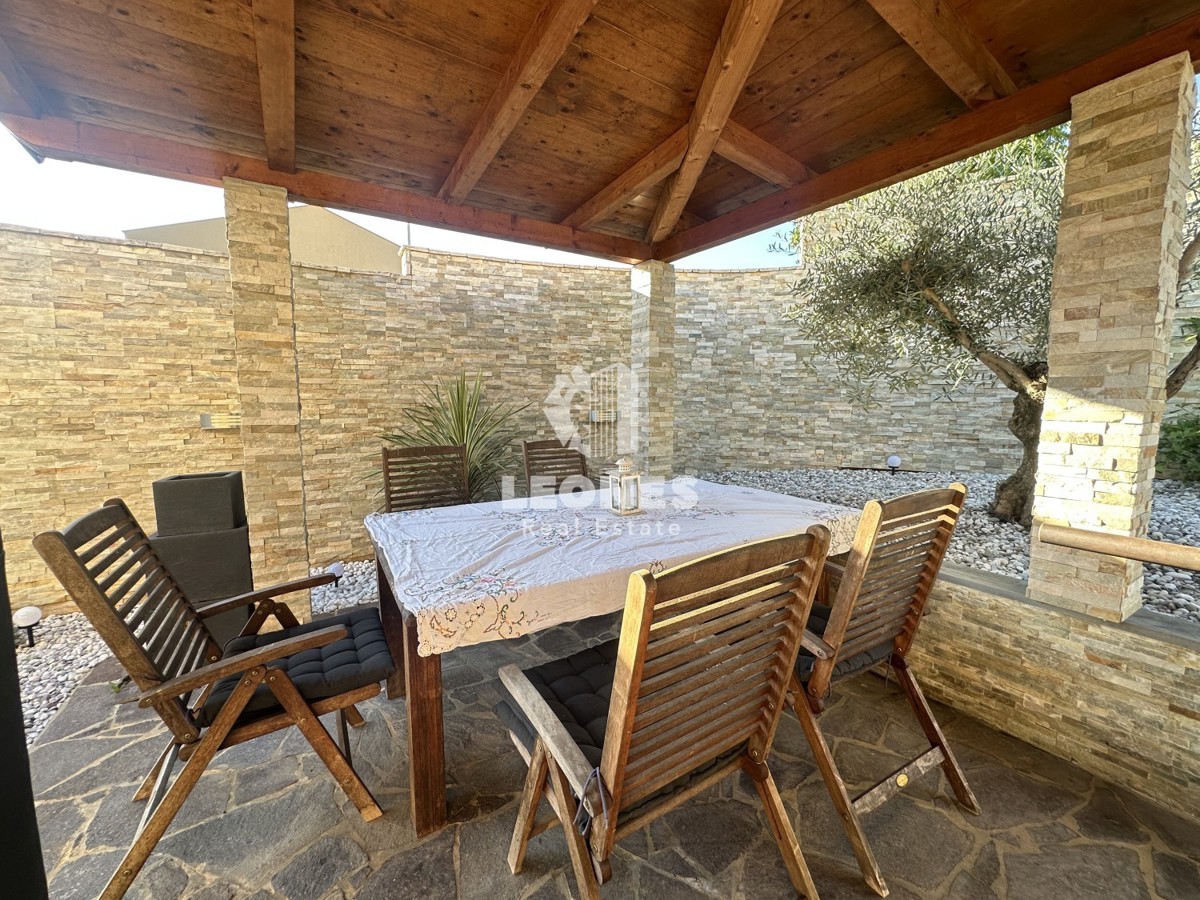 Simpatčna hiša s čudovitim dvoriščem v okolici Kaštela