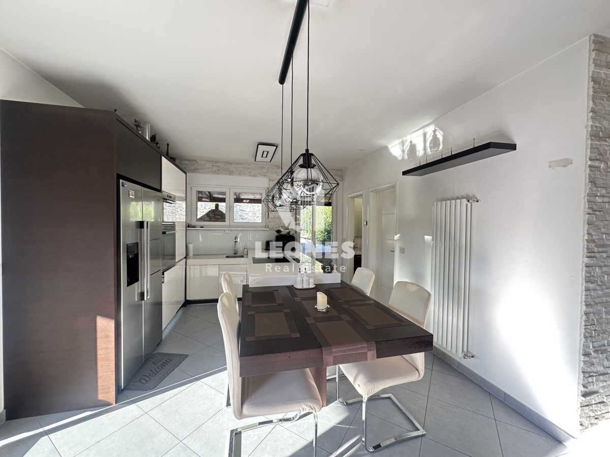 Simpatčna hiša s čudovitim dvoriščem v okolici Kaštela