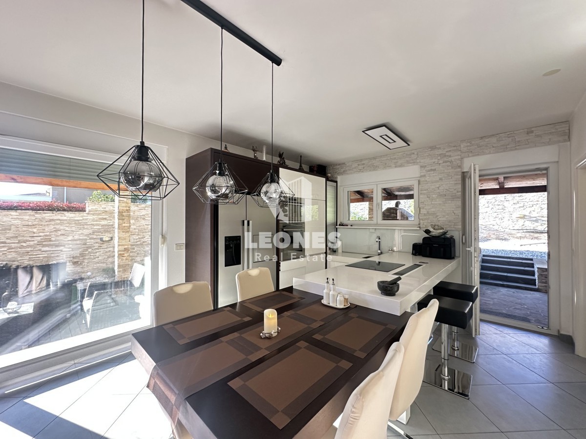 Simpatčna hiša s čudovitim dvoriščem v okolici Kaštela