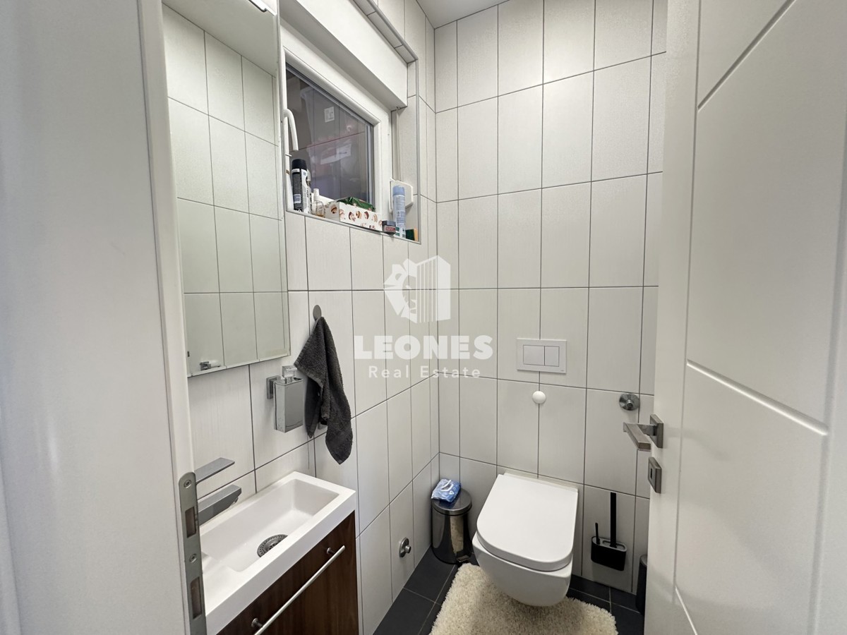 Simpatčna hiša s čudovitim dvoriščem v okolici Kaštela