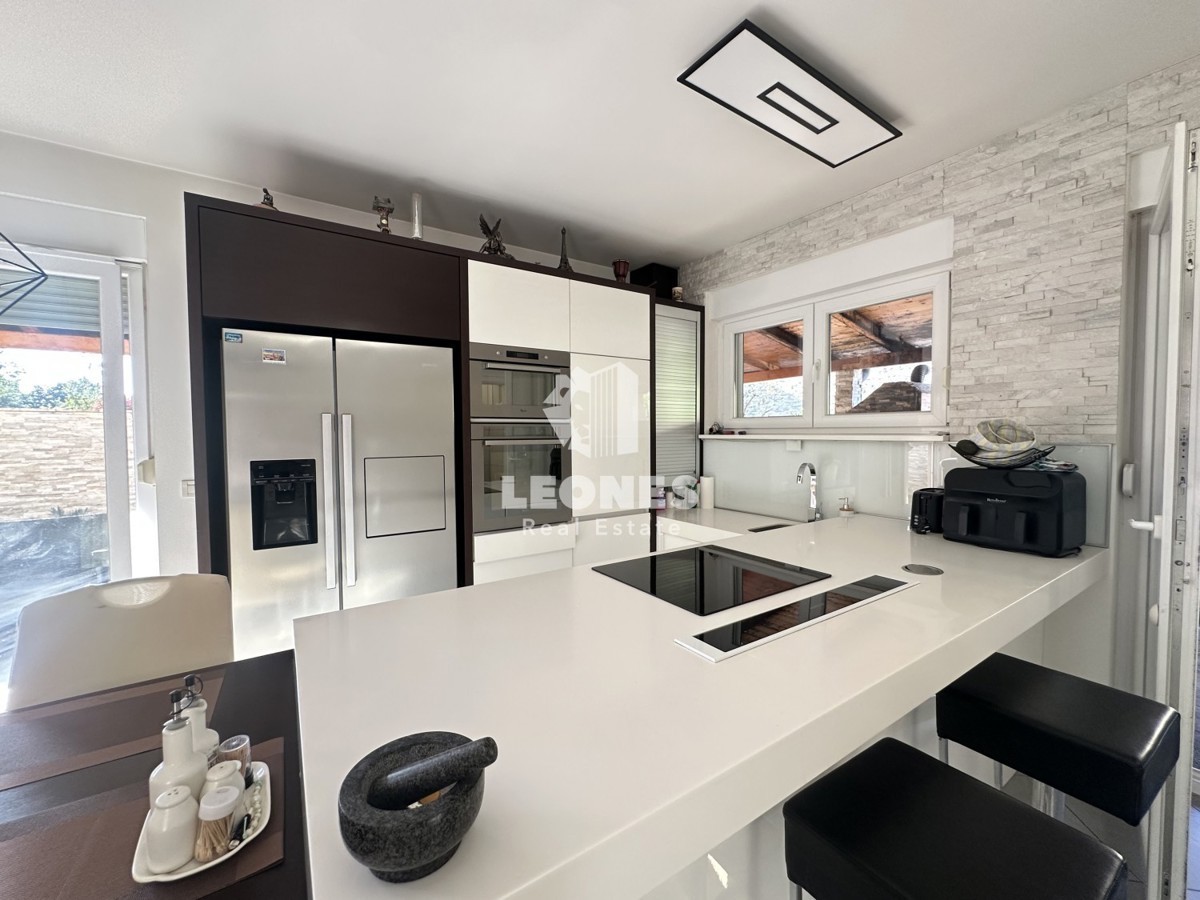 Simpatčna hiša s čudovitim dvoriščem v okolici Kaštela