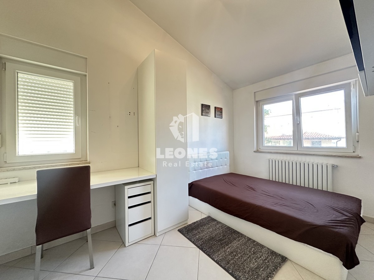 Simpatčna hiša s čudovitim dvoriščem v okolici Kaštela