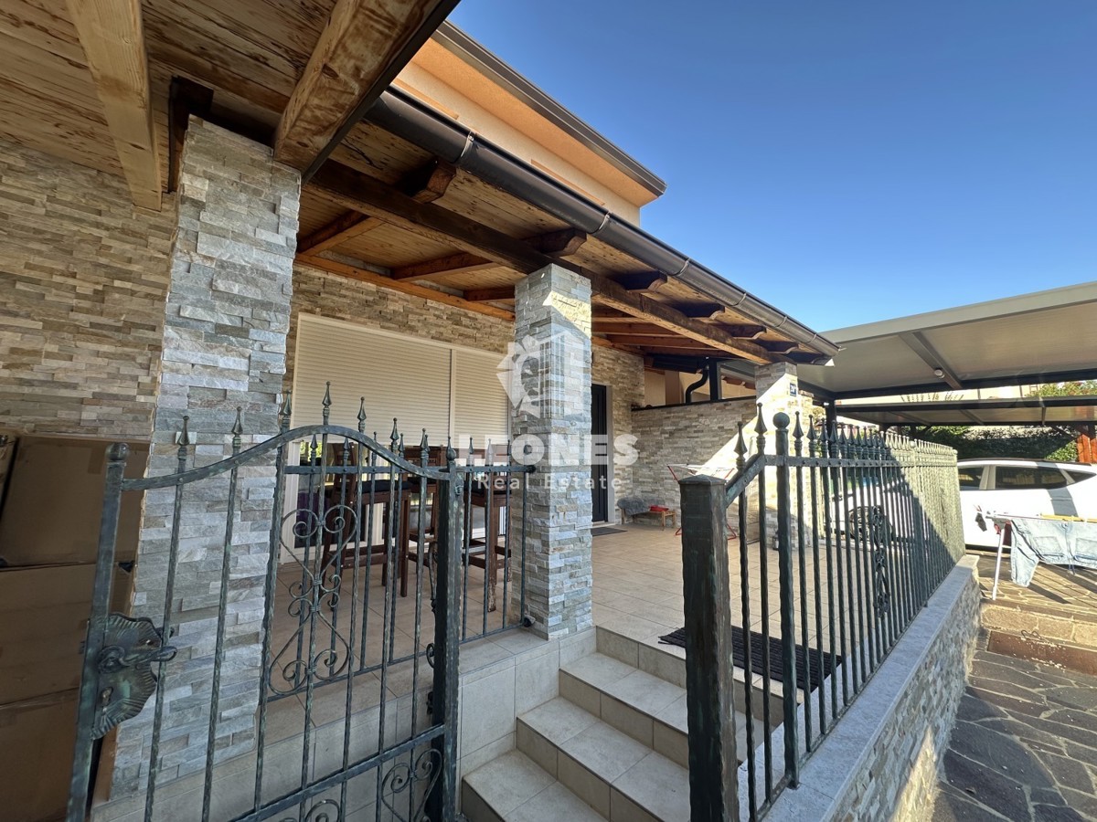 Simpatčna hiša s čudovitim dvoriščem v okolici Kaštela