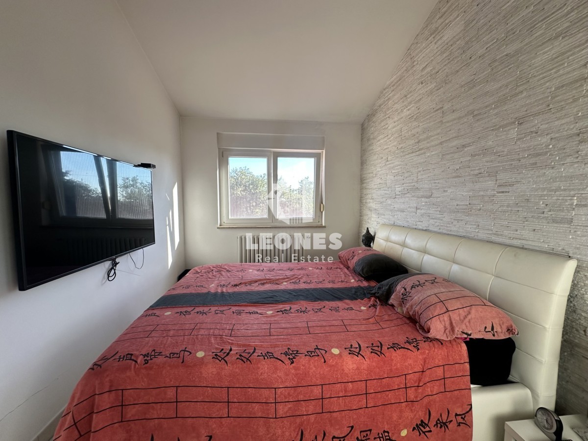 Simpatčna hiša s čudovitim dvoriščem v okolici Kaštela