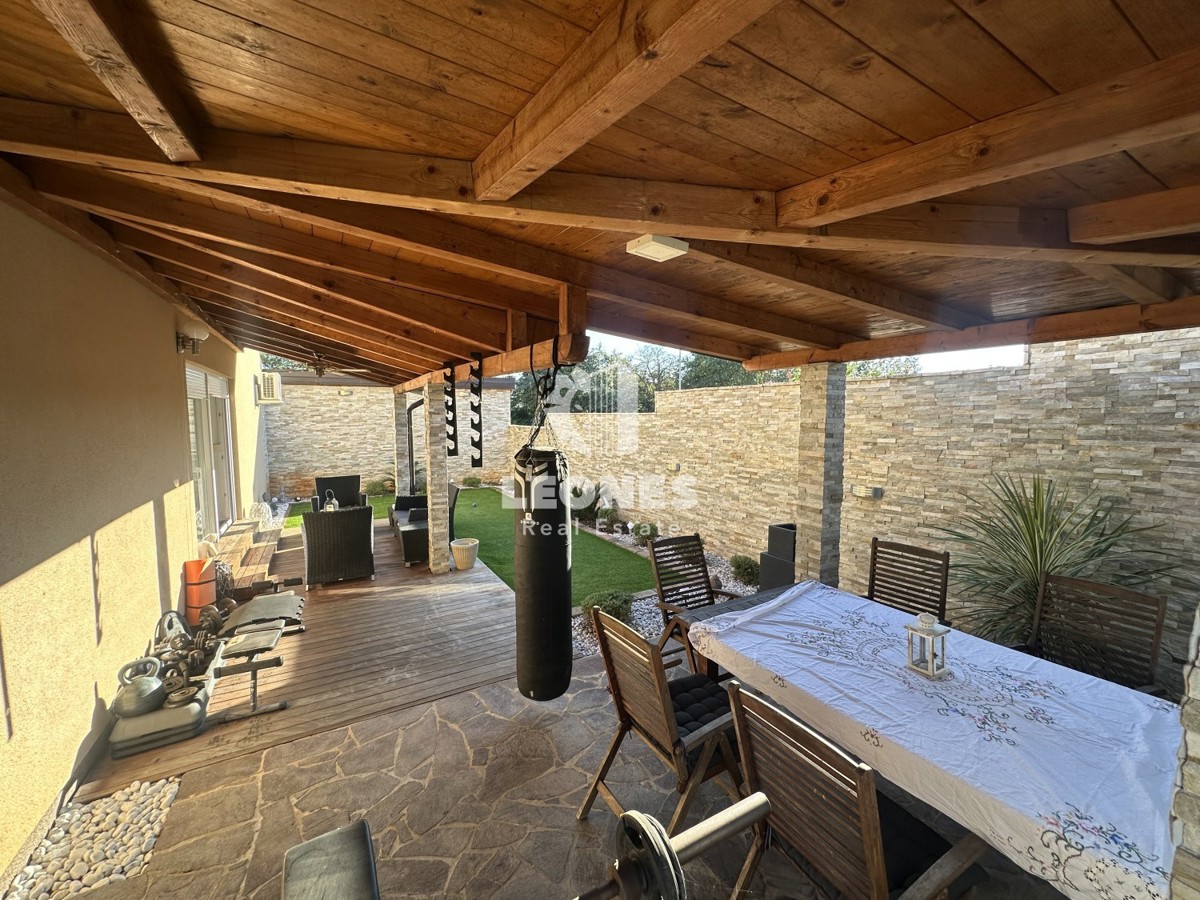 Simpatčna hiša s čudovitim dvoriščem v okolici Kaštela