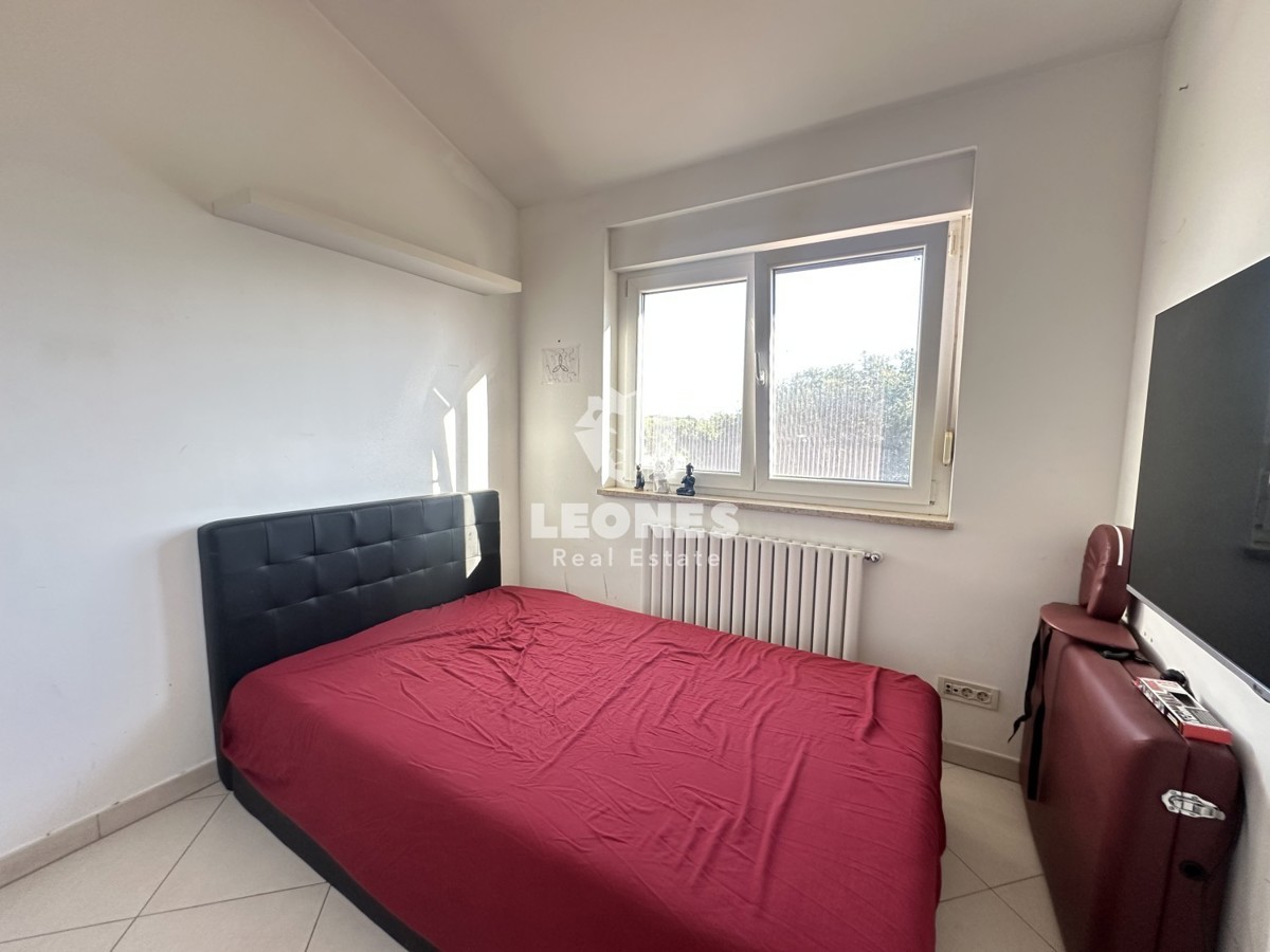 Simpatčna hiša s čudovitim dvoriščem v okolici Kaštela