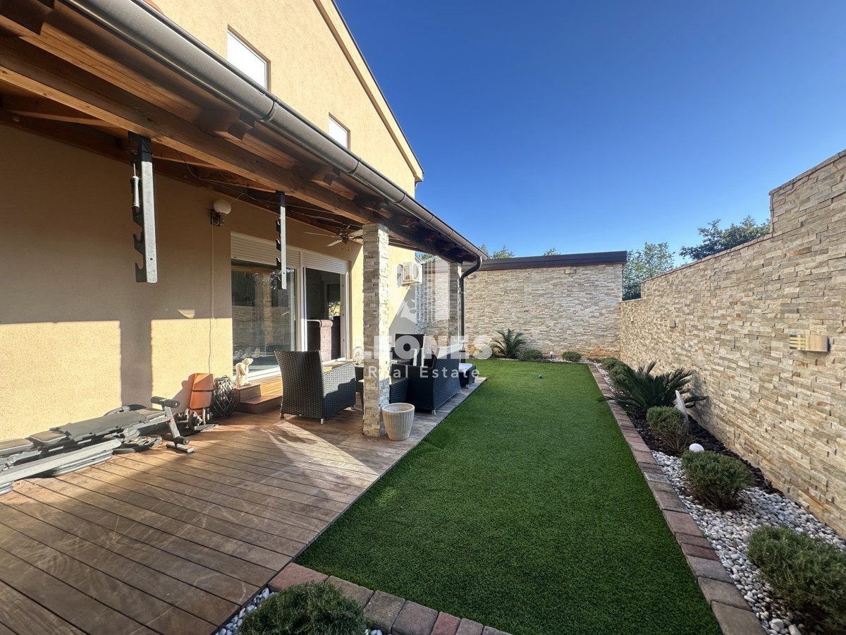 Simpatčna hiša s čudovitim dvoriščem v okolici Kaštela