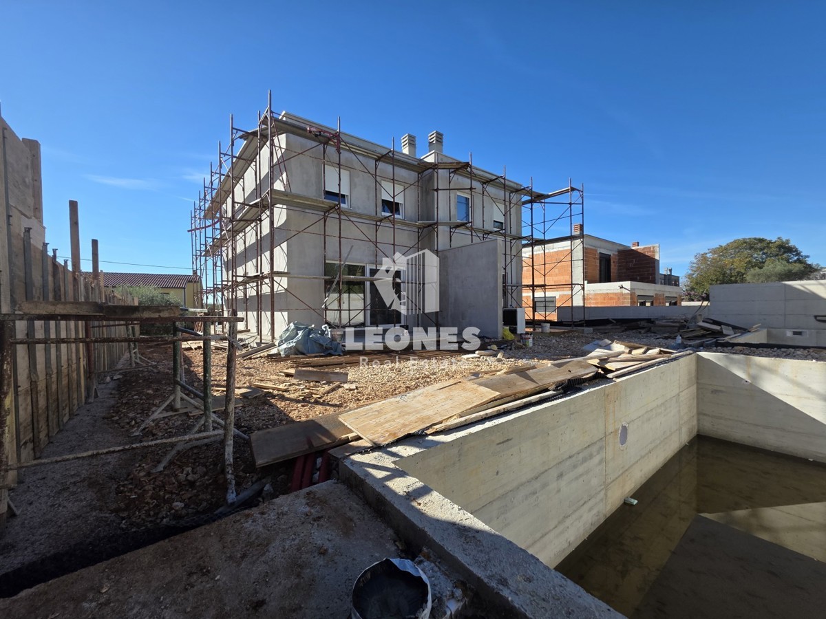 Dvojček hiša z bazenom v bližini Umaga