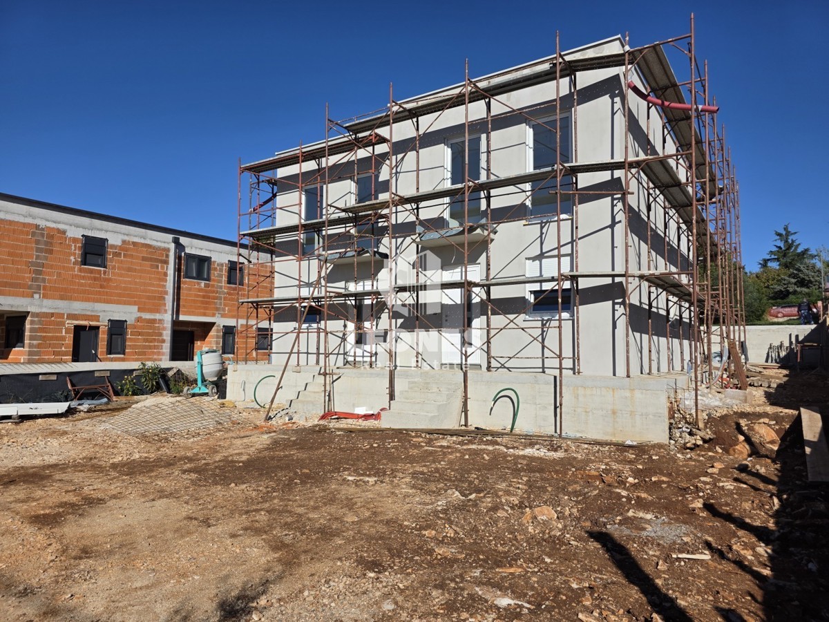 Dvojček hiša z bazenom v bližini Umaga