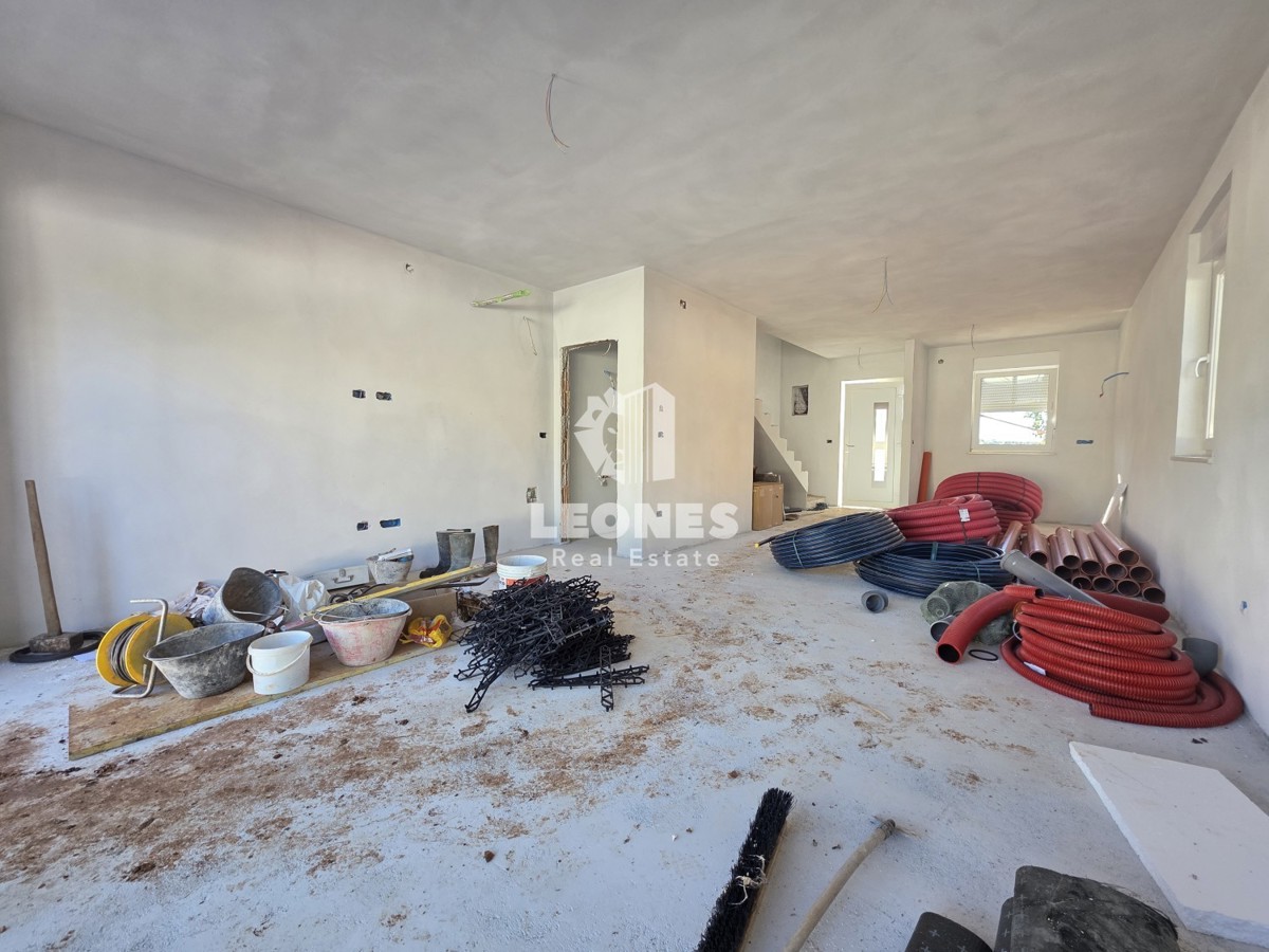 Dvojček hiša z bazenom v bližini Umaga