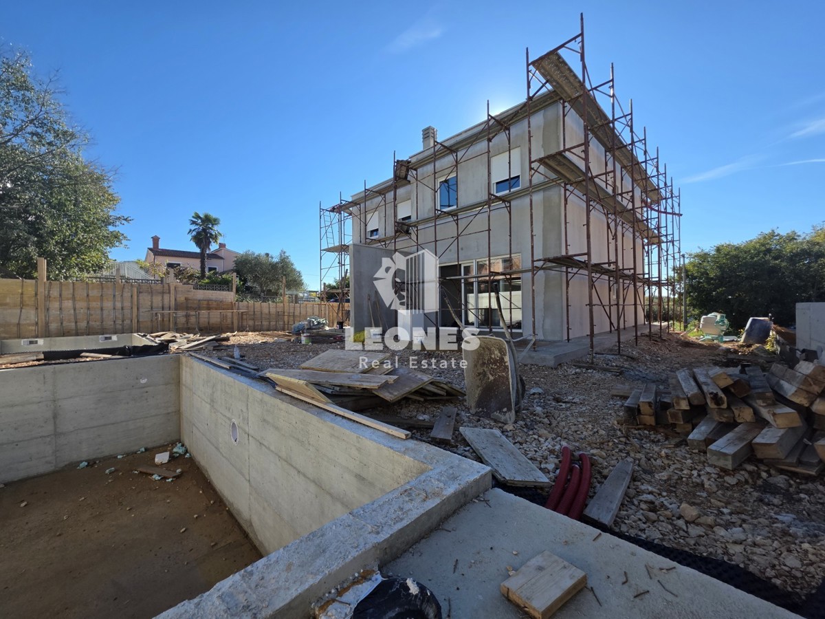 Dvojček hiša z bazenom v bližini Umaga