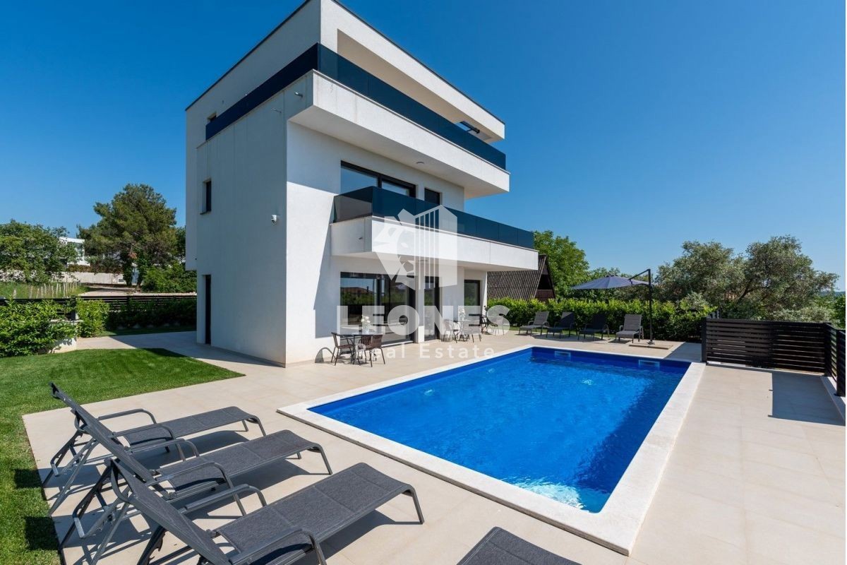 Moderna vila z bazenom in pogledom na morje v Vabrigi, blizu Poreča