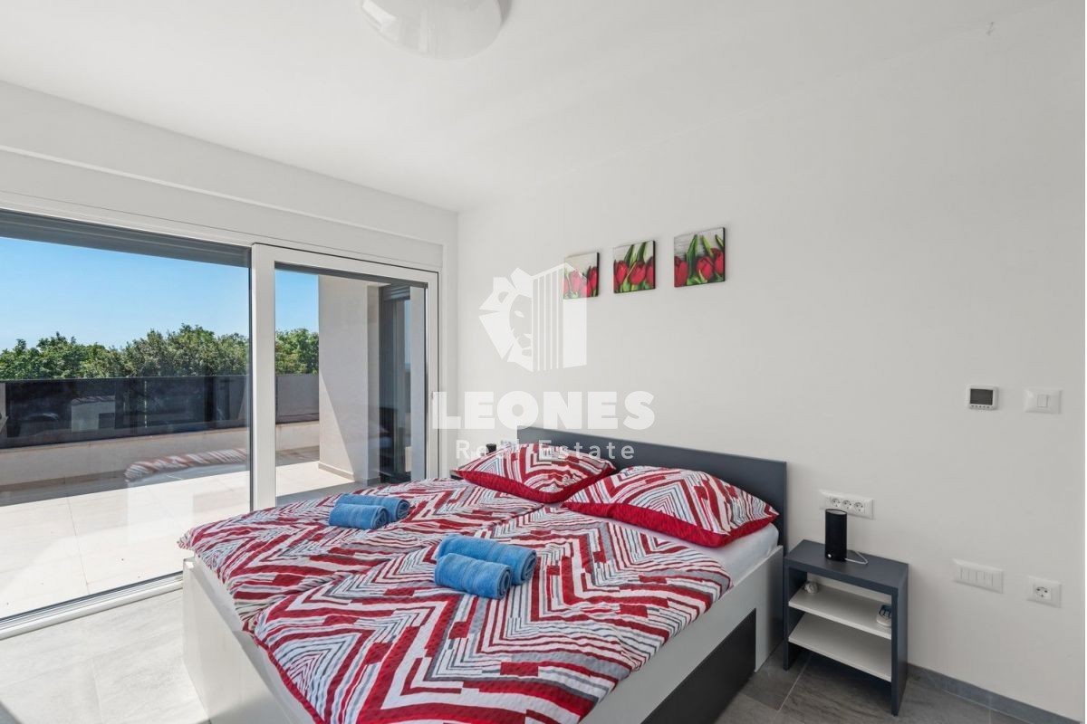 Moderna vila z bazenom in pogledom na morje v Vabrigi, blizu Poreča