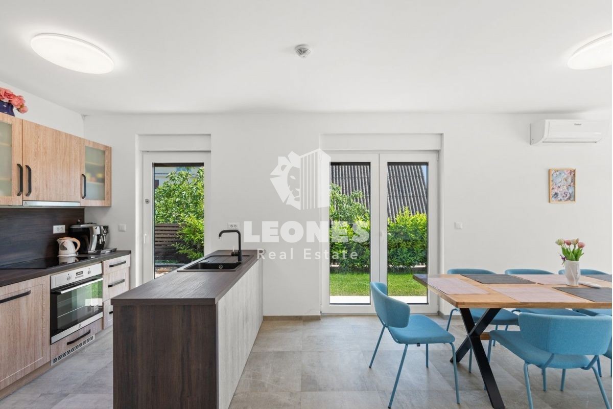 Moderna vila z bazenom in pogledom na morje v Vabrigi, blizu Poreča