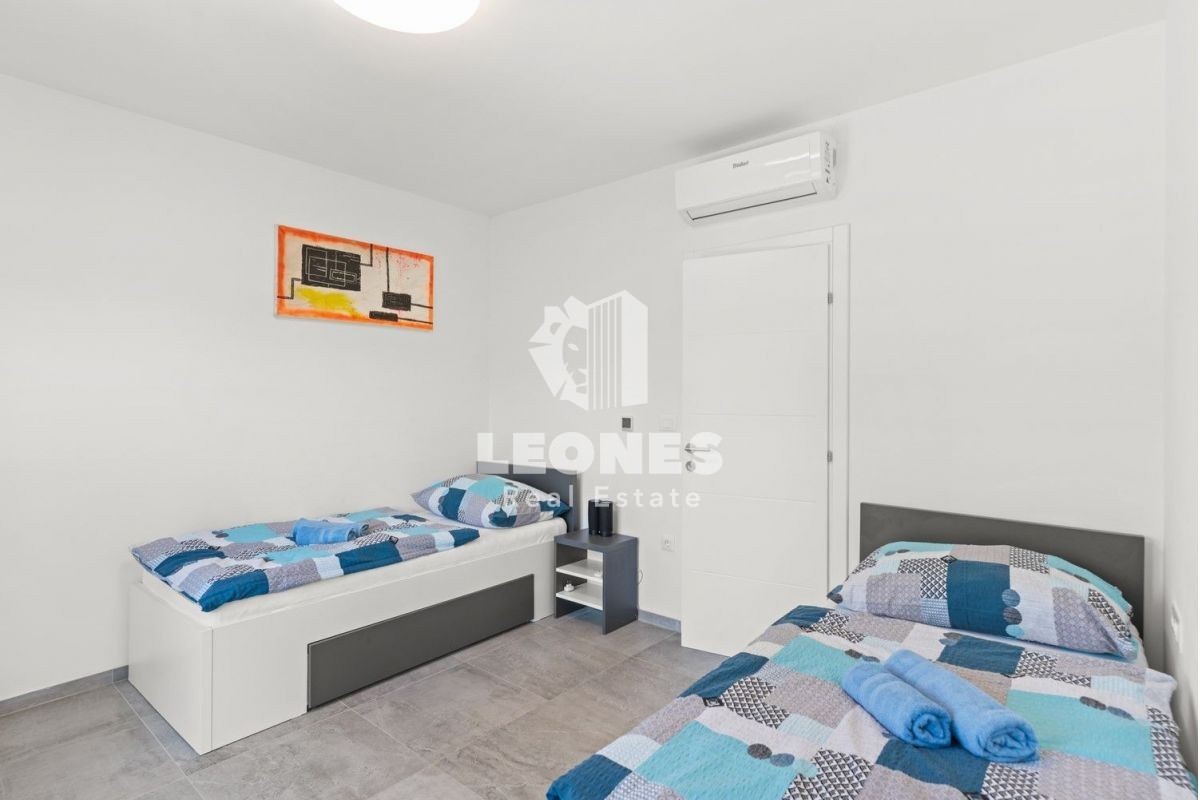 Moderna vila z bazenom in pogledom na morje v Vabrigi, blizu Poreča