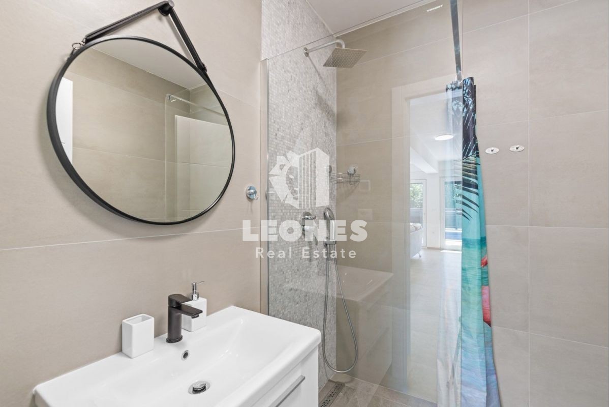 Moderna vila z bazenom in pogledom na morje v Vabrigi, blizu Poreča