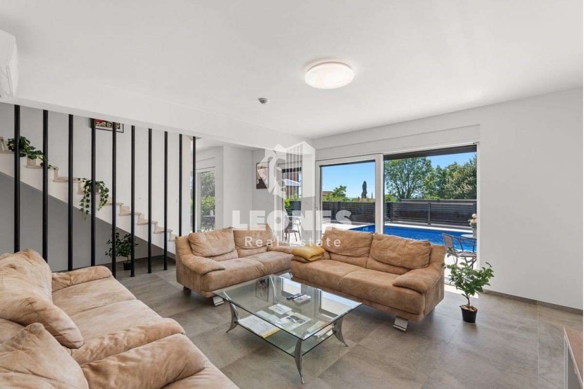 Moderna vila z bazenom in pogledom na morje v Vabrigi, blizu Poreča