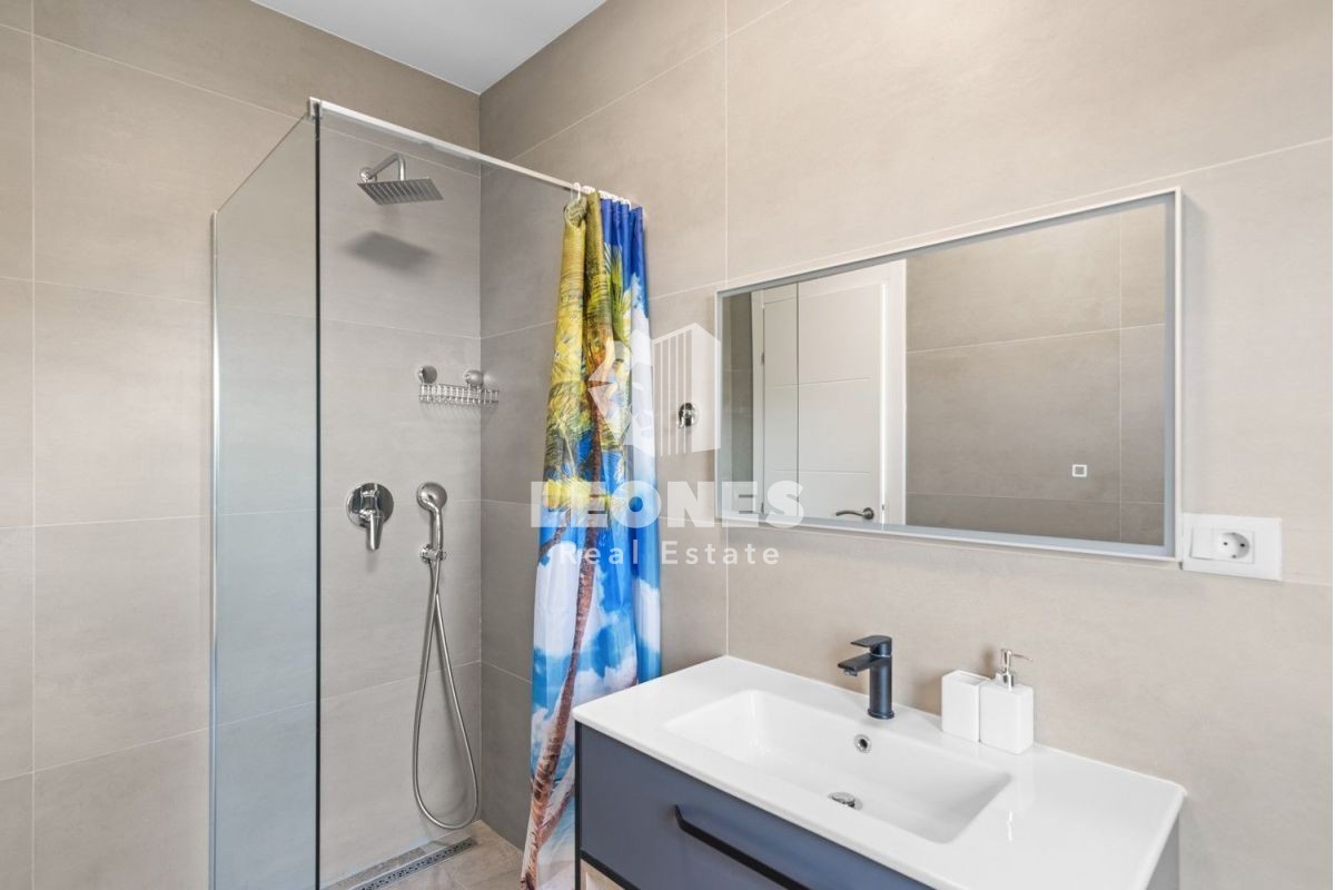 Moderna vila z bazenom in pogledom na morje v Vabrigi, blizu Poreča