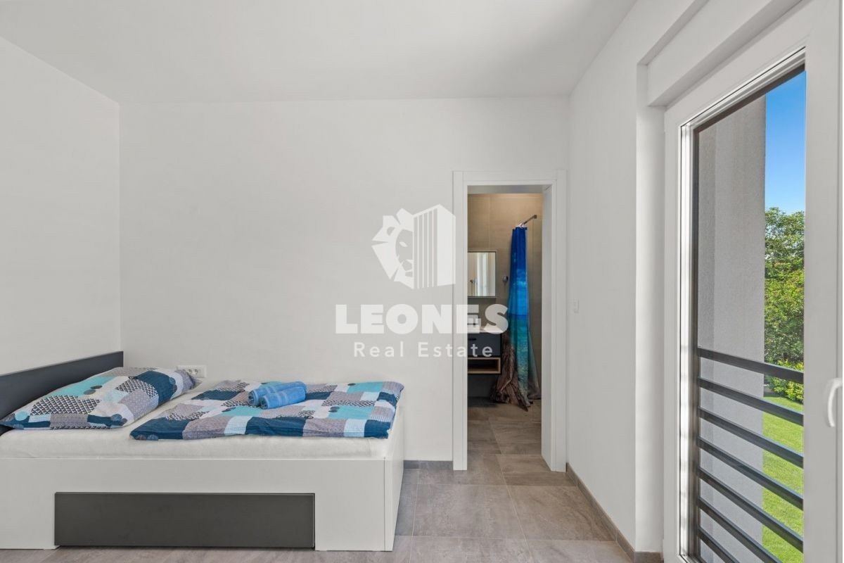 Moderna vila z bazenom in pogledom na morje v Vabrigi, blizu Poreča