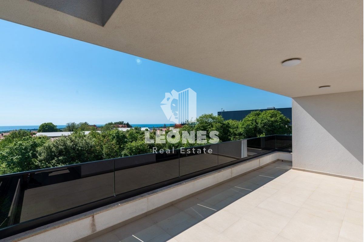 Moderna vila z bazenom in pogledom na morje v Vabrigi, blizu Poreča