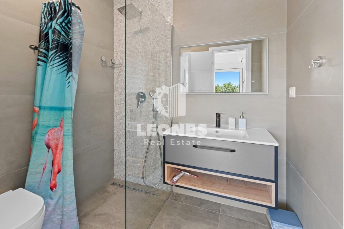 Moderna vila z bazenom in pogledom na morje v Vabrigi, blizu Poreča