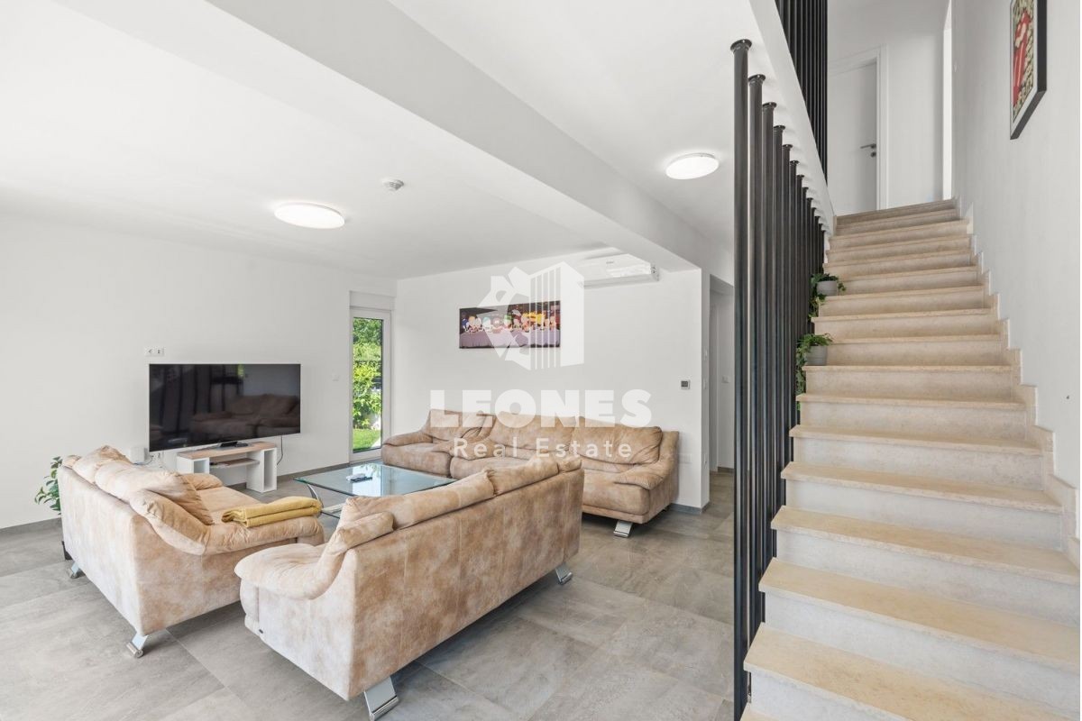 Moderna vila z bazenom in pogledom na morje v Vabrigi, blizu Poreča