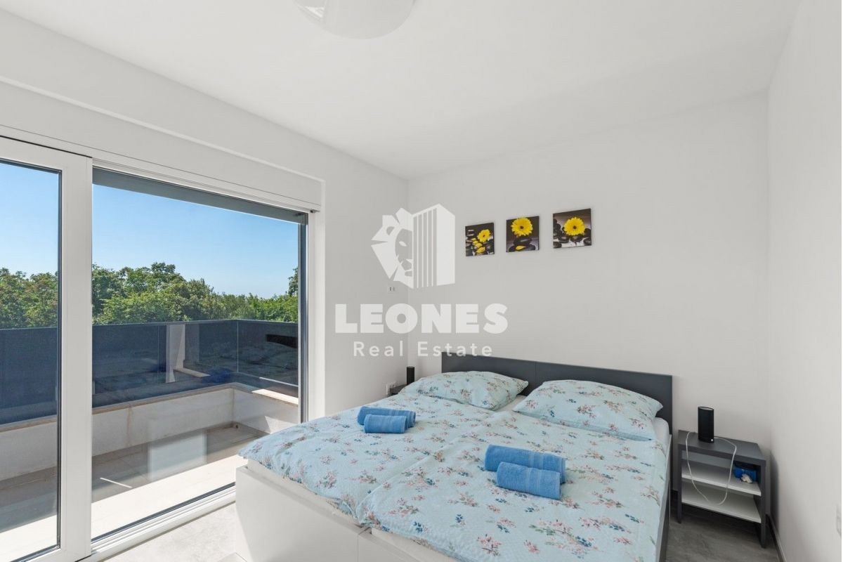 Moderna vila z bazenom in pogledom na morje v Vabrigi, blizu Poreča