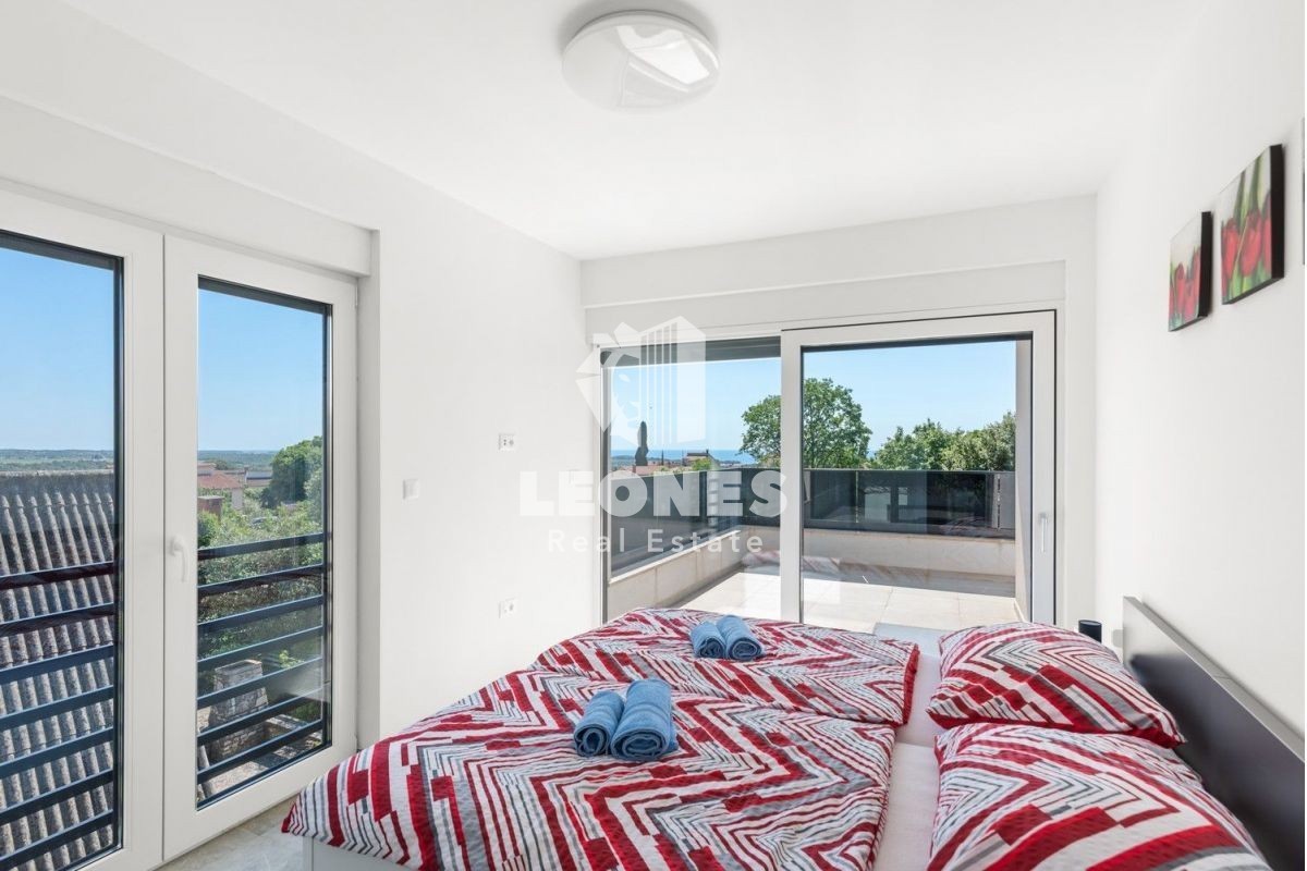 Moderna vila z bazenom in pogledom na morje v Vabrigi, blizu Poreča