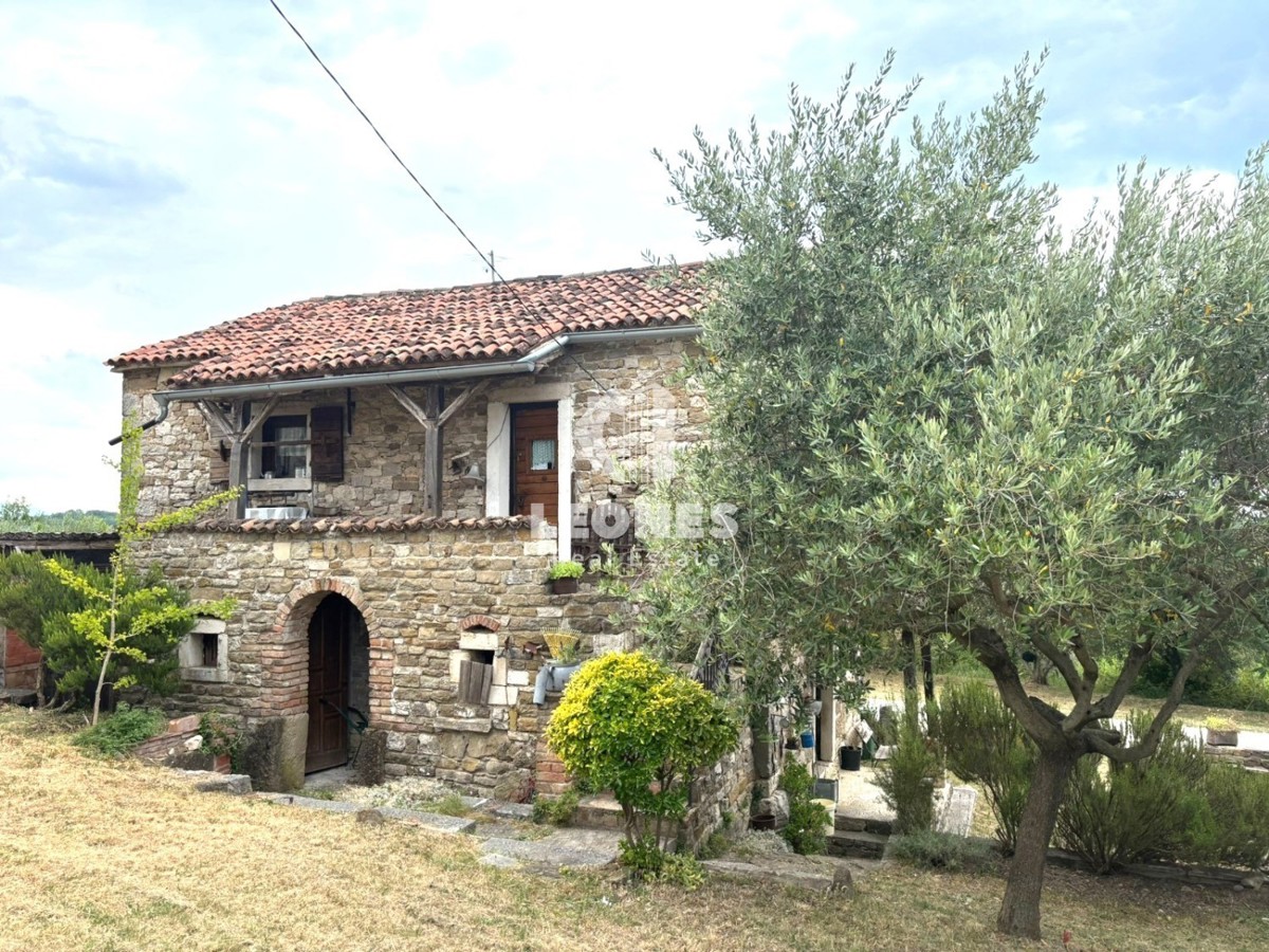 Čudovita kamnita samostojna hiša v bližini Buj s pogledom na morje