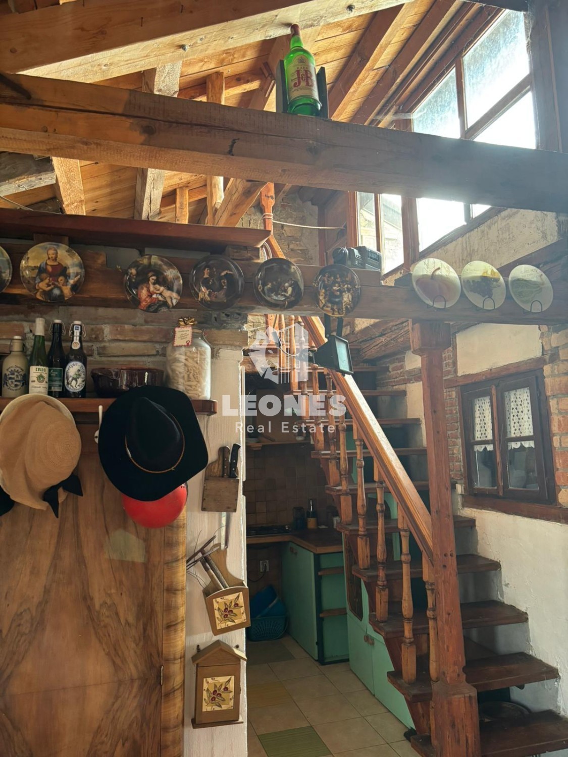 Čudovita kamnita samostojna hiša v bližini Buj s pogledom na morje