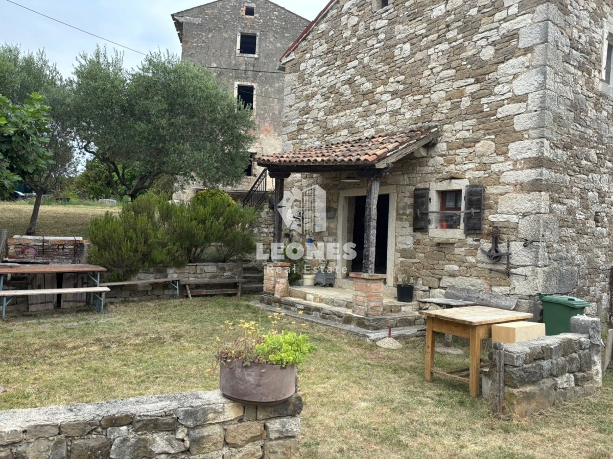 Čudovita kamnita samostojna hiša v bližini Buj s pogledom na morje