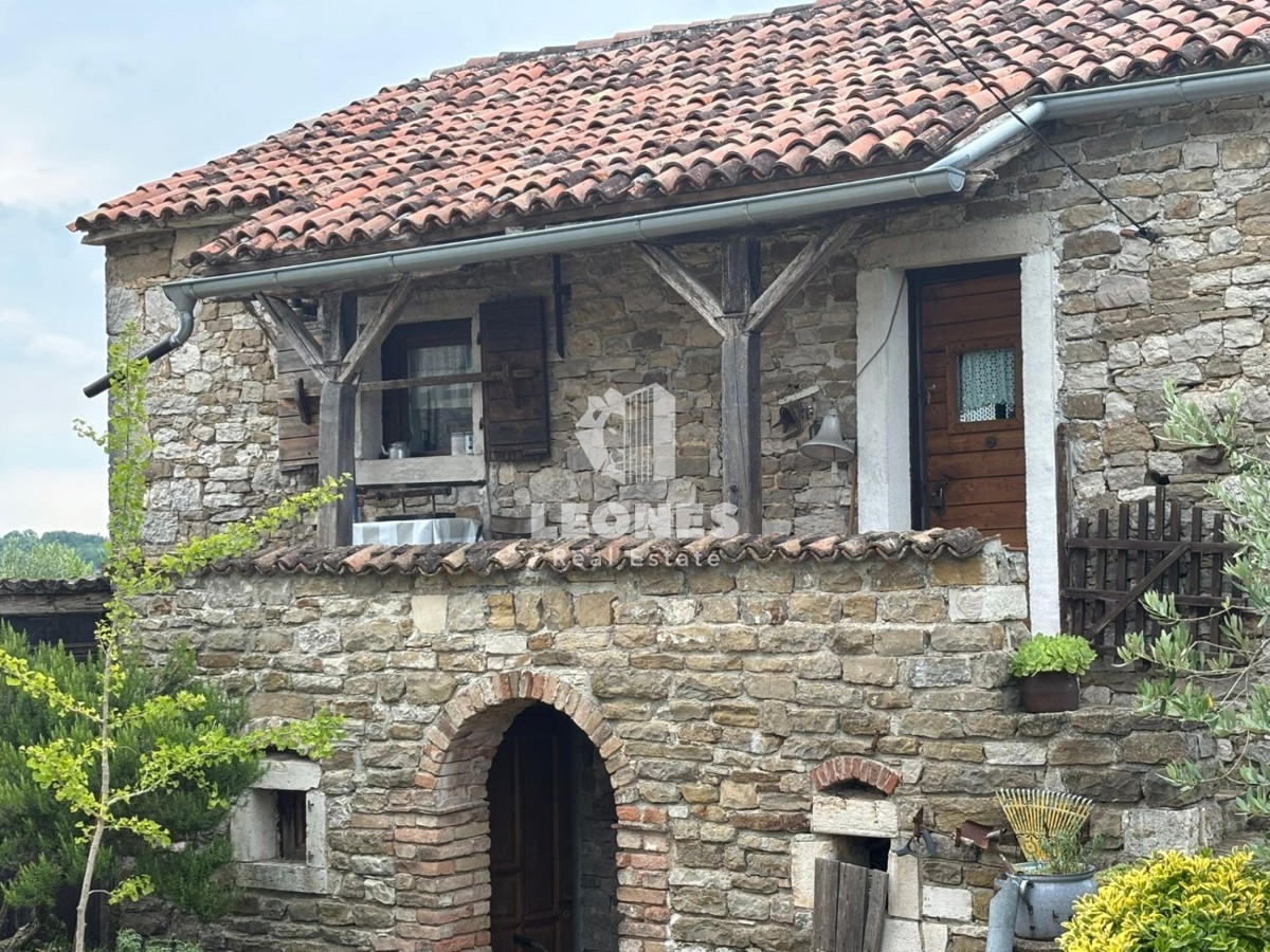 Čudovita kamnita samostojna hiša v bližini Buj s pogledom na morje